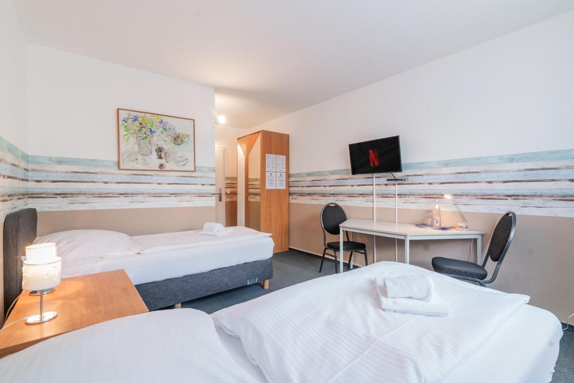 Hotel Cafe Galerie - Smart Tv - Free Parking Garbsen Eksteriør billede