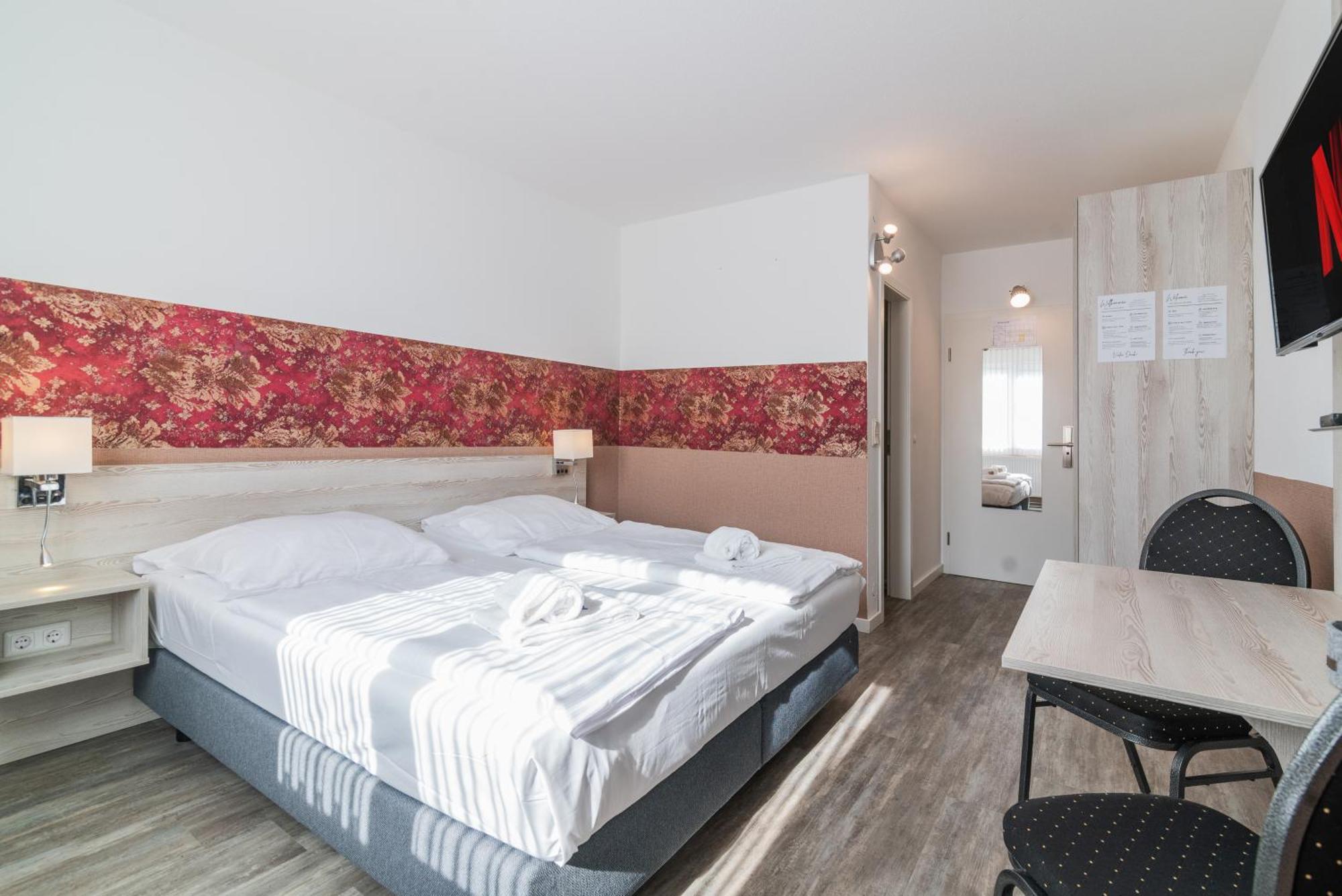 Hotel Cafe Galerie - Smart Tv - Free Parking Garbsen Eksteriør billede